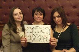 Мама с двумя дочерьми держит шарж Ренессанс