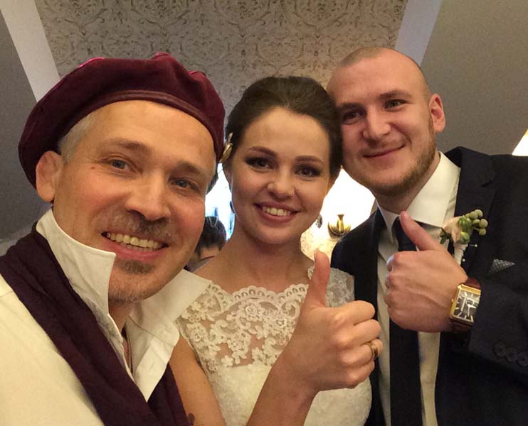 Шаржист с невестой и женихом на свадьбе показывают ВО! Шарж в Минске и Калининграде
