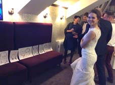 Невеста смотрит на выставку шаржей клуб Дрозды