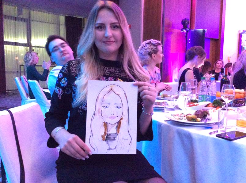 Девушка позирует на празднике шаржисту шаржист Михаил Шабалин, шаржист Мишель